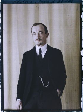 Image représentant Monsieur  https://musee-albert-kahn.s-museum.fr/home/NWQ2OTAwYzNmYjZlZTk1ZWQwODJmMjY4L2dlbmVyaWMtbm90aWNlLXRhYi9hdXRob3JpdHkvNjE3YTc5ZjVjZjhiODk2OGIzMzM3ZDIx/5d6900c3fb6ee95ed082f268/generic-notice-tab/authority/617a79ebcf8b8968b3336887 Edvard Benes