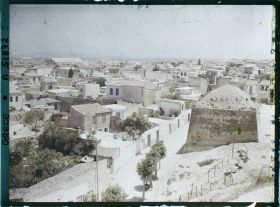 Image représentant La ville vue des remparts. Au fond, l'Ile Standia (actuelle Ile Dia)