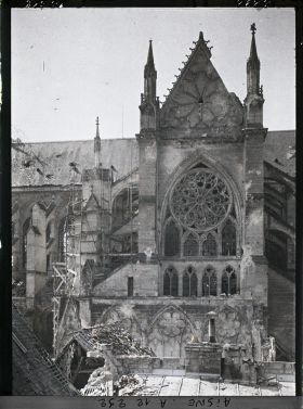 Image représentant Le transept nord et l'abside de la cathédrale Saint-Gervais-et-Saint-Protais endommagés