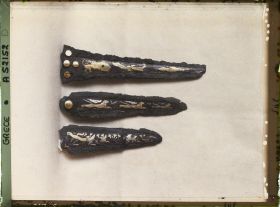 Image représentant Trois lames de poignards (bronze incrusté d'or, d'argent et nielle) provenant de Mycènes (verso)