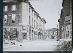 Image représentant France, Reims, La Place Royale prise du marché