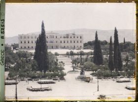 Image représentant La place de la Constitution (Place Syntagma) avec le Palais Royal (actuelle Chambre des Députés) et son jardin (Jardin Royal)