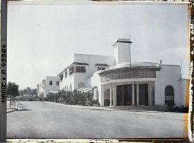 Image représentant L'avenue du Dar el-Makhzen avec le bâtiment de l'Office des Renseignements Généraux