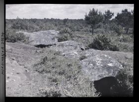 Image représentant Le dolmen est, situé sous le niveau du sol, de Mané-Kerioned, route d'Auray à Carnac