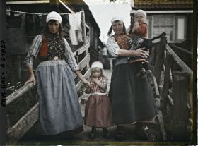 Image représentant Femme, fillettes et jeune fille en costume de l'île
