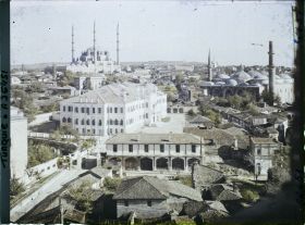 Image représentant Selimiye Camii (Mosquée du Sultan Selim II, ou (Grande Mosquée) à gauche. A droite, l'Eski Camii (la Vieille Mosquée)