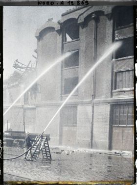 Image représentant France, Dunkerque, Bombardement des 2 - 3 - Septe - Entrepôt de laines