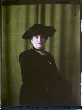 Image représentant https://musee-albert-kahn.s-museum.fr/home/NWQ2OTAwYzNmYjZlZTk1ZWQwODJmMjY4L2dlbmVyaWMtbm90aWNlLXRhYi9hdXRob3JpdHkvNjE3YTc5ZjVjZjhiODk2OGIzMzM3ZDIx/5d6900c3fb6ee95ed082f268/generic-notice-tab/authority/617a79ebcf8b8968b333697b Madame Isidore Braun