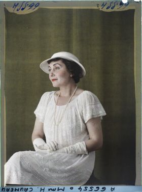 Image représentant https://musee-albert-kahn.s-museum.fr/home/NWQ2OTAwYzNmYjZlZTk1ZWQwODJmMjY4L2dlbmVyaWMtbm90aWNlLXRhYi9hdXRob3JpdHkvNjE3YTc5ZjVjZjhiODk2OGIzMzM3ZDIx/5d6900c3fb6ee95ed082f268/generic-notice-tab/authority/617a79ebcf8b8968b3336a46 Madame H. Caumeau