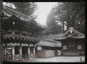 Image représentant Sanctuaire Tôshôgu : La Yômeimon (ou Higurashimon) et à droite le Shinyosha