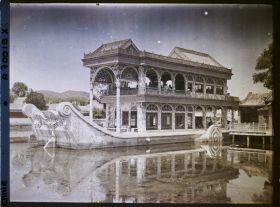 Image représentant La barque ornementale en marbre Qingyanfang, palais d'Été Yiheyuan ("  jardin de la Concorde Entretenue  ")