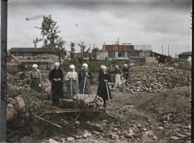 Image représentant France, La Bassée, Femmes du pays au déblaiement