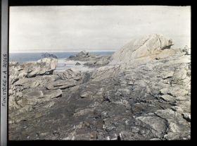 Image représentant Rochers en bord de mer et la baie d'Audierne au fond