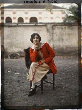 Image représentant Une métisse chinoise de classe aisée, vêtue à l'occidentale