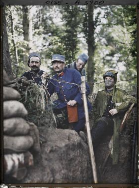 Image représentant Poste d'observation d'artillerie dans les tranchées de 1ère ligne, à droite le capitaine Pradier