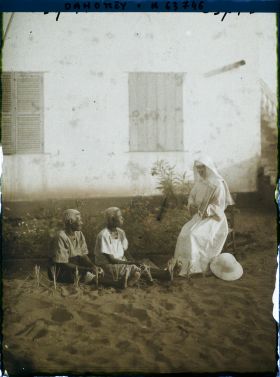 Image représentant Une sœur enseignant la religion à deux vieilles femmes