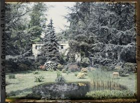 Image représentant Le marais et l'atelier photo, devenu laboratoire des "Archives de la Planète", après l'agrandissement et la transformation du bâtiment en briques qui jouxtait le laboratoire original) (vu de l'est)