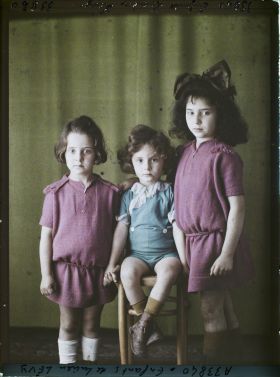 Image représentant Les  https://musee-albert-kahn.s-museum.fr/home/NWQ2OTAwYzNmYjZlZTk1ZWQwODJmMjY4L2dlbmVyaWMtbm90aWNlLXRhYi9hdXRob3JpdHkvNjE3YTc5ZjVjZjhiODk2OGIzMzM3ZDIx/5d6900c3fb6ee95ed082f268/generic-notice-tab/authority/617a79ebcf8b8968b333726e enfants Lévy