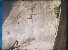 Image représentant Le monument de Darius 1er : bas-relief et inscriptions trilingues en cunéiformes, à 63 mètres de hauteur (521-524 avant J.-C.)
