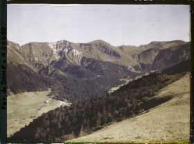 Image représentant France, Mont Dore, Le fond de la Vallée vue prise du Capucin, à dr. le Sancy, au bas, la route du Mont Dore