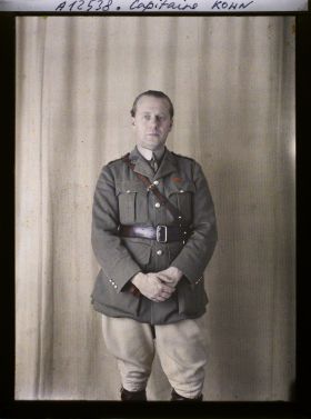 Image représentant Le capitaine  https://musee-albert-kahn.s-museum.fr/home/NWQ2OTAwYzNmYjZlZTk1ZWQwODJmMjY4L2dlbmVyaWMtbm90aWNlLXRhYi9hdXRob3JpdHkvNjE3YTc5ZjVjZjhiODk2OGIzMzM3ZDIx/5d6900c3fb6ee95ed082f268/generic-notice-tab/authority/617a79ebcf8b8968b3337086 Kohn