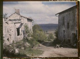 Image représentant France, Dun s/Meuse, Un coin de la Ville haute