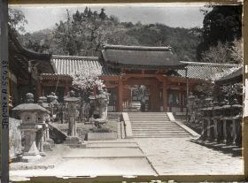 Image représentant Sanctuaire Kasuga-taisha (ou Kasuga-Jinja) : La porte Naishi (Naishi-mon), au nord-ouest de l'enceinte du sanctuaire.