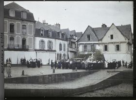 Image représentant La procession de la Fête-Dieu devant le reposoir du port de Saint-Goustan