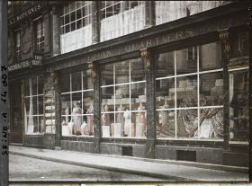 Image représentant Vitrines du magasin de mode Aux Trois Quartiers protégées contre les bombardements boulevard de la Madeleine