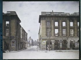 Image représentant France, Reims, L'Hôtel de Ville et la rue prises depuis la Place Royale