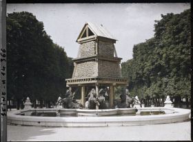 Image représentant La fontaine des Quatre-Parties-Du-Monde de Carpeaux protégée contre les bombardements, place Camille-Jullian, jardin Marco Polo, avenue de l'Observatoire