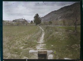 Image représentant Canal d'irrigation avec une vue de la ville et de la citadelle