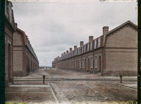 Image représentant France, Airon près de Lens, Corons des mines de Liévin - Maison habitées rue Pascal