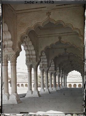 Image représentant La colonnade double de la salle des audiences publiques (Diwan-i-Am) dans le fort Rouge (Lal Qila)