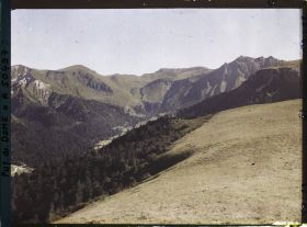 Image représentant France, Mont Dore, Le fond de la Vallée vue prise du Capucin, à dr. le Sancy, au bas, la route du Mont Dore