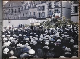 Image représentant La procession de la Fête-Dieu devant le reposoir de la place de la République