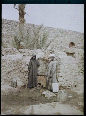Image représentant Deux nubiennes posent pour l'opérateur près d'un puits