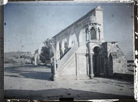 Image représentant Minbar près d'un portique d'entrée menant au Dôme du Rocher