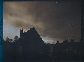 Image représentant Les toits de la ville en ruines et effets de ciel