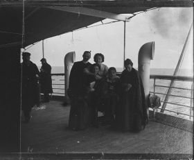 Image représentant Passagers des 2emes classes sur la plateforme située à la poupe du navire