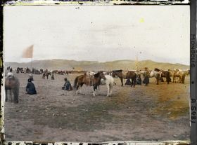 Image représentant Chevaux et soldats de l'armée mongole sur la grande place du marché