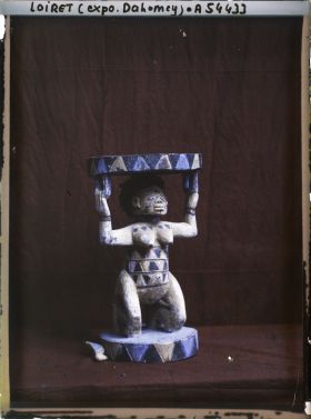 Image représentant Exposition d'art africain, siège en bois cariatide