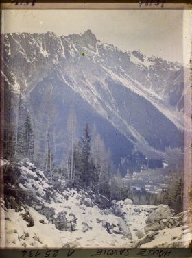 Image représentant France Les Alpes, Glacier des Bossons : Torrent des Pèlerins, le Brévent, la Vallée de Chamonix, et le Village des Pècles