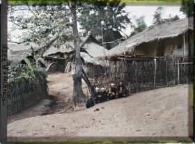 Image représentant Quelques habitations d'un village Thõ