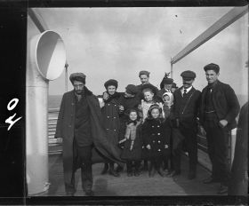 Image représentant Groupe de passagers de 2emes classes posant pour le photographe