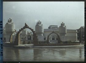 Image représentant L'Exposition des arts décoratifs, Jardin des Nymphéas, Fontaine sur l'esplanade des Invalides devant le Pavillon de Sèvres