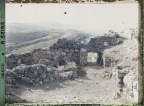 Image représentant La Porte des Lionnes (porte principale de l'Acropole, au nord-ouest). Vue de l'intérieur de l'enceinte
