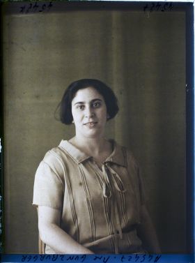 Image représentant https://musee-albert-kahn.s-museum.fr/home/NWQ2OTAwYzNmYjZlZTk1ZWQwODJmMjY4L2dlbmVyaWMtbm90aWNlLXRhYi9hdXRob3JpdHkvNjE3YTc5ZjVjZjhiODk2OGIzMzM3ZDIx/5d6900c3fb6ee95ed082f268/generic-notice-tab/authority/617a79ebcf8b8968b3336ecb Madame Gunzburger