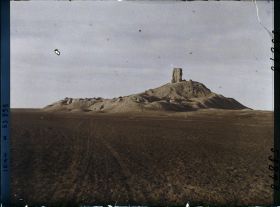 Image représentant Le tell (colline de ruines) avec les vestiges du Bit-Zida (140 mètres de hauteur), (VIe siècle avant J.-C. -?-)