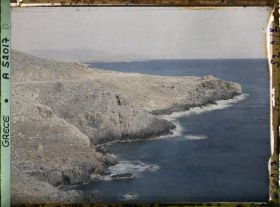 Image représentant La côte de rocher avec la route en corniche et la mer